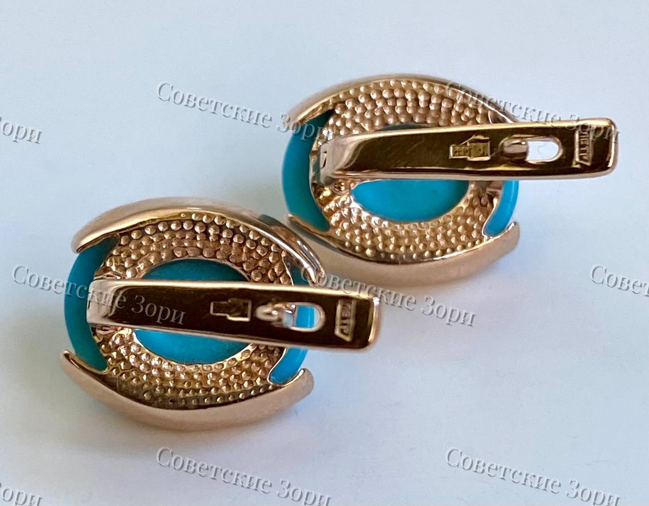 Элегантные золотые серьги с крупными овальными вставками натуральной бирюзы. Нежный небесно-голубой оттенок камня гармонично сочетается с тёплым сиянием золота, создавая утончённый и женственный образ. — изображение 5