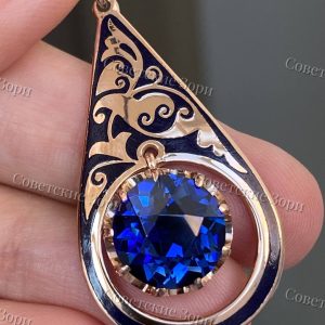Изысканный золотой кулон времён СССР с корундом Сапфира насыщено-синего цвета. Восхитительная черная эмаль тонко подчеркивает ажурные золотые узоры, создавая контраст, который придает кулону особую глубину и выразительность. Диаметр камня 11 мм Советское золото 583 пробы, клеймо со звездой ⭐️ СССР. ️️️Бакинский ювелирный завод ,1974г.