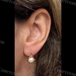 Вес: 3 гр. Элегантные, миниатюрные серьги из золота 583-й пробы с культивированным жемчугом диаметром 6 мм. Перламутровый блеск жемчуга гармонично подчёркивается оригинальной оправой, придающей украшению утончённость и воздушность. Серьги выполнены на удобной петле, что делает их не только красивыми, но и практичными для повседневной носки. Красное золото 583 пробы, клеймо со звездой ⭐️ СССР. ⚜️ Ереванский ювелирный завод, 1977г ⛔️БЕЗ СКИДОК