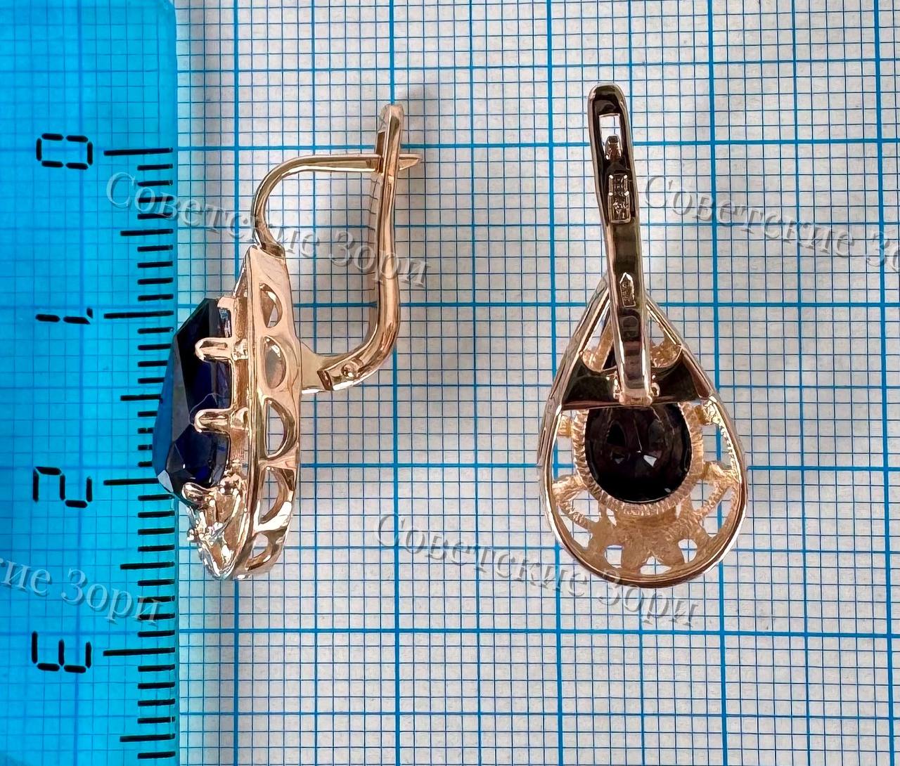 Изящные золотые серьги времён СССР с роскошными корундами Сапфира, глубокого, бархатного синего оттенка . Камни грушевидной огранки закреплены в изящной ажурной оправе, украшенной цветочным мотивом. ️Редкость. — изображение 5