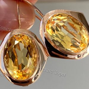 Крупные, золотые серьги с безупречными корундами Цитрина, лимонного цвета Бесподобные камни искрящиеся при каждом движении, обрамлены гладкой золотой рамкой с асимметричными формами, что делает украшение по-настоящему уникальным. Советское золото 583 пробы, клеймо со звездой ⭐️ СССР.