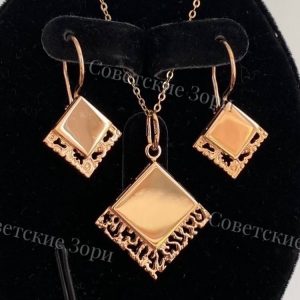 По отдельности НЕ продаются. Золотые серьги с кулоном «Платочки», классическая бескаменка. Советское золото 583 пробы, клеймо со звездой ⭐️ СССР.
