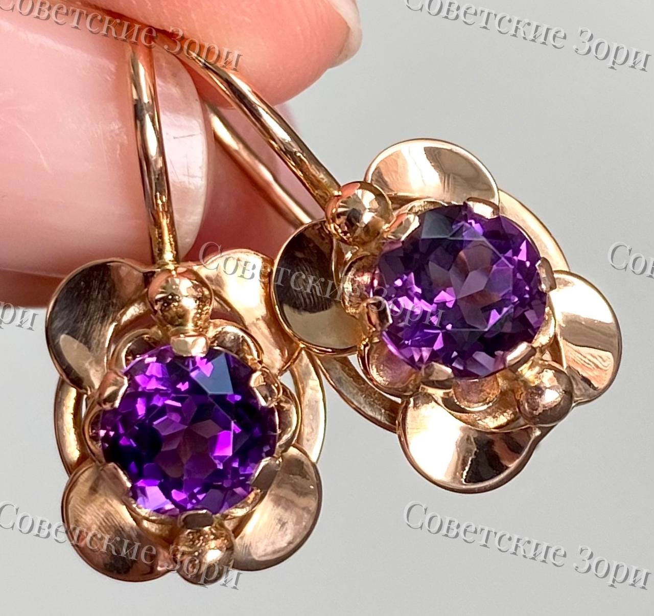Золотые серьги «Ночные фиалки» времён СССР с глубокими, словно сумеречное небо, аметистами густо-фиолетового цвета . Их сияние таинственно переливается в свете, напоминая о хрупкой красоте цветка, распустившегося под луной. Стоит лишь взглянуть на эти серьги — и будто ощущаешь нежный, чарующий аромат ночных фиалок, окутывающий лёгкой магией и пробуждающий мечтания. ️Ереванский ювелирный завод, 1975г. Советское красное золото 583 пробы, клеймо со звездой ⭐️ СССР.