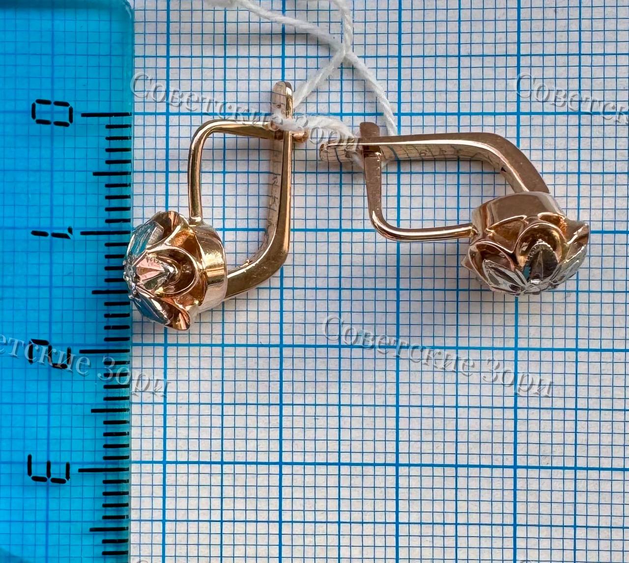 Очаровательные серьги из золота 583 пробы с сочетанием белого и красного оттенков. В центре каждой серёжки сверкает безупречно чистый якутский бриллиант, играющий всеми гранями света. Серьги имеют электроискровую пробу и индивидуальный номер. — изображение 5