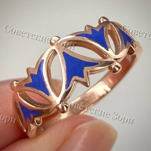 Изящное винтажное золотое кольцо украшено вставками горячей эмали насыщенного кобальтово-синего цвета. Контраст сияющего металла и яркой эмали делает орнамент живым и выразительным. Подобные кольца сегодня практически не встречаются – они сохранили дух ушедшей эпохи и представляют собой настоящую редкость, способную стать жемчужиной коллекции.