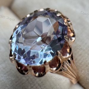 Великолепное золотое кольцо времён СССР с безупречным корундом Александрита, камень хамелеон( с невероятно-красивым реверсом с зеленью, к сожалению камера не передает) Овал камня 8х10 мм